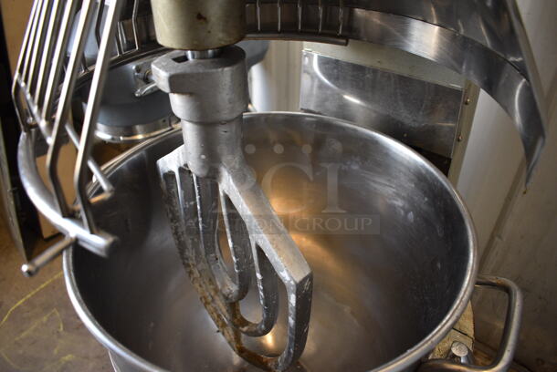Thunderbird ARM-30N Metal Commercial Floor Style 30 Quart Planetary Dough Mixer w/ Stainless Steel Mixing Bowl, Bowl Guard and Paddle Attachment. 115 Volts, 1 Phase. 21x27x46. Tested and Working! - Image 4 of 6