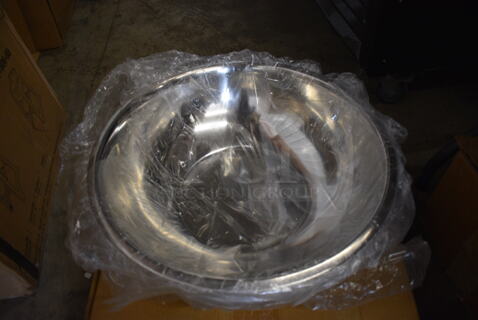 8 BRAND NEW IN BOX! Update MB-2000 Metal Bowls. 19x19x5. 8 Times Your Bid!