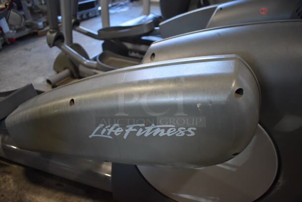 Life Fitness Metal Commercial Elliptical Machine. 28x80x60. Tested and Working! - Image 3 of 6