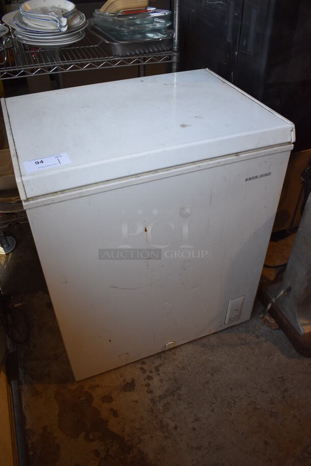Black & Decker Metal Chest Freezer. 28.5x22x33. Tested and Does Not Power On - Image 4 of 7