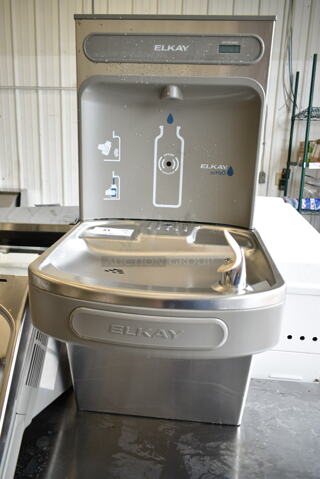 BRAND NEW SCRATCH AND DENT! Zurn Elkay EZSTLDWS_1G ezH20 8 GPH Light Gray Hands-Free Filtered Bottle Filling Station with Drinking Fountain