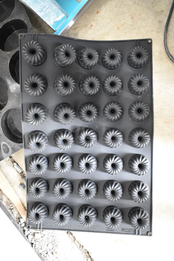 ALL ONE MONEY! Lot of BRAND NEW SCRATCH AND DENT! Various Items Including Vollrath 5220 Wear-Ever Aluminum Bun/Sheet Pan - 1/4 Size, 16 Gauge, Curled Rim, 9 1/2" x 13", 2 Box Safco 4161 Satin Metal Three-Peg Coat Hook / Wall Rack, Avantco 3.5 Liter Stainless Steel Lined Airpot with Lever, 423PDW12D2S Rack for Warmer, Cecilware Stainless Steel Beverage Holder.  - Image 4 of 12