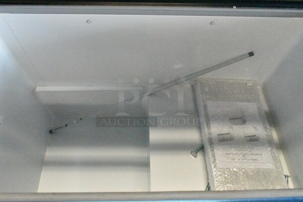 BRAND NEW SCRATCH AND DENT! Master-Bilt DD-46 LCG Metal Commercial Ice Cream Dipping Cabinet on Commercial Casters. See Pictures for Broken Glass. 115 Volts, 1 Phase. Tested and Working! - Image 8 of 9