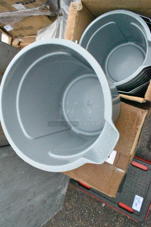 2 Boxes of 10 BRAND NEW SCRATCH AND DENT! Lavex 274PL14QGY 14 Qt. Gray Round Bucket. 2 Times Your Bid!  - Image 4 of 7
