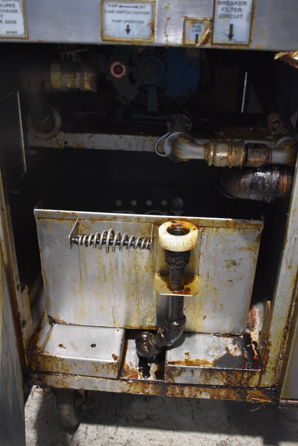 Dean SM40GMS Stainless Steel Commercial Natural Gas Powered Single Bay Deep Fat Fryer w/ 2 Metal Fry Baskets, 2 Lids, Left Side Dumping Station on Commercial Casters. 105,000 BTU. 31x30x51 - Image 4 of 7