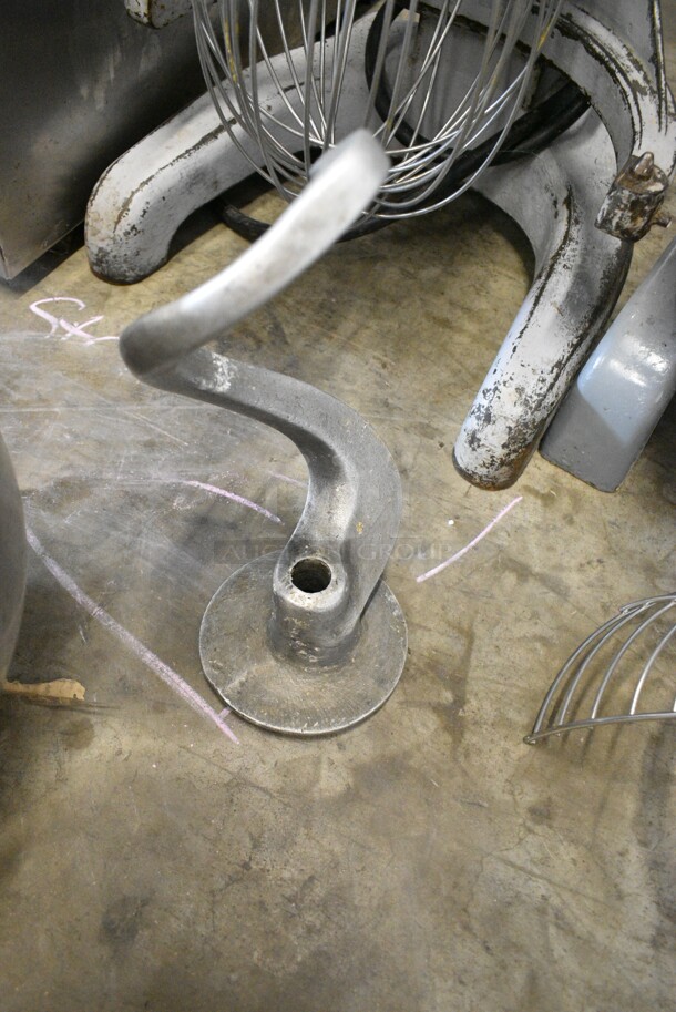 Hobart A-200 Metal Commercial Countertop 20 Quart Planetary Dough Mixer w/ Stainless Steel Mixing Bowl, Dough Hook Paddle and Whisk Attachment. 115 Volts, 1 Phase. Tested and Working!
 - Image 6 of 10