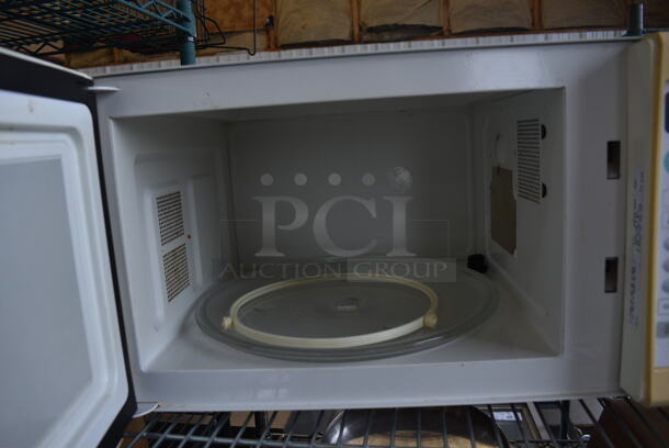 Emerson Countertop Microwave Oven w/ Plate. 21x15x11 - Image 3 of 4