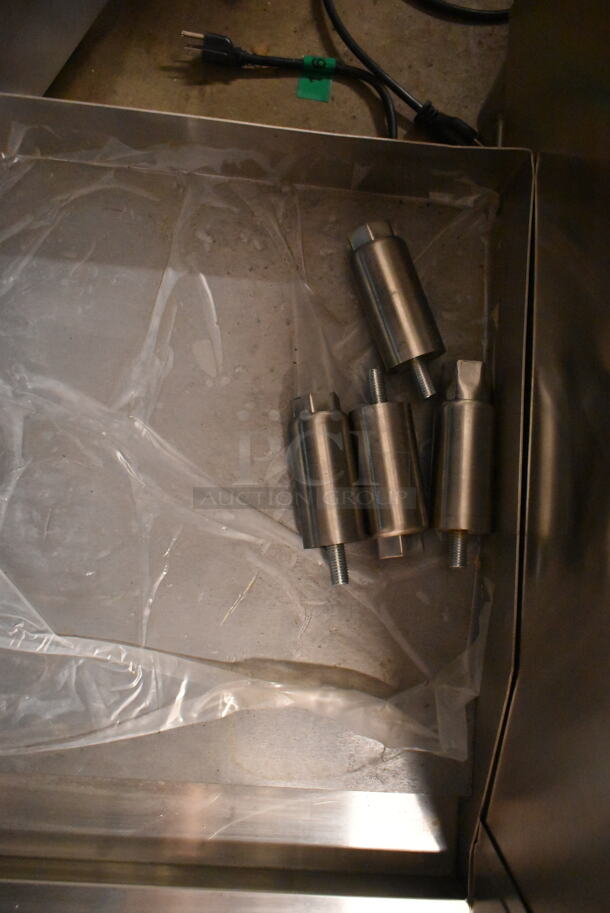 BRAND NEW SCRATCH AND DENT! 2023 Avantco 177EG30N Stainless Steel Commercial Countertop Electric Powered Flat Top Griddle. 208/240 Volts, 1 Phase.  - Image 3 of 4