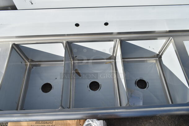 BRAND NEW SCRATCH AND DENT! Steelton 522CS31620LR 84" 18-Gauge Stainless Steel Three Compartment Commercial Sink with 2 Drainboards - 16" x 20" x 12" Bowls - Image 6 of 8