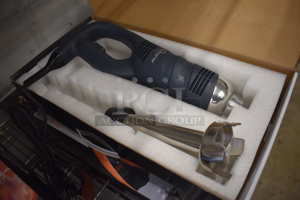 BRAND NEW SCRATCH AND DENT! AvaMix 928IBMD10 Stainless Steel Commercial 10" Shaft Immersion Blender. 120 Volts, 1 Phase. Tested and Working!
 - Image 2 of 9
