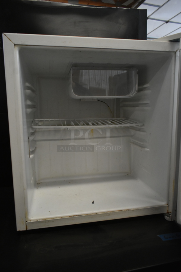 Haier HNSB02 Metal Mini Cooler. 115 Volts, 1 Phase. Tested and Working! - Image 3 of 5