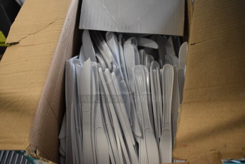 ALL ONE MONEY! Lot of White Plastic Knives!