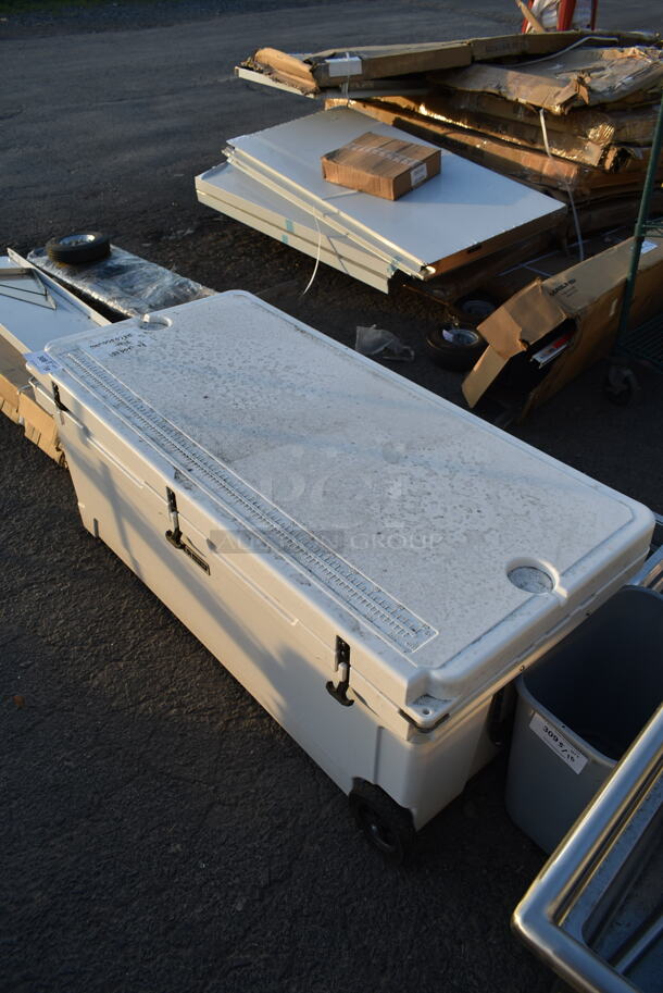 BRAND NEW SCRATCH AND DENT! CaterGator CG200WHW White 210 Qt. Mobile Rotomolded Extreme Outdoor Cooler / Ice Chest - Image 4 of 6
