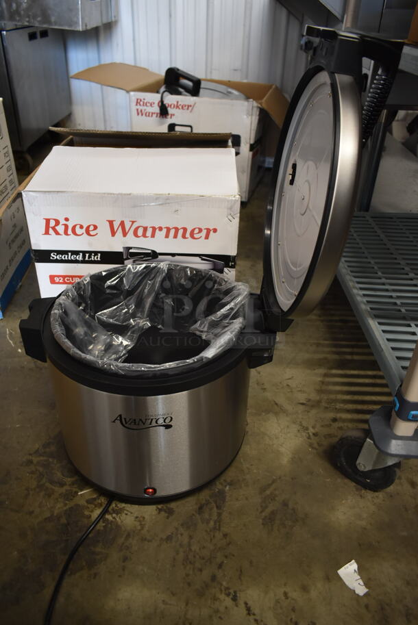 BRAND NEW SCRATCH AND DENT! Avantco 177RW92 Stainless Steel Commercial Countertop Electric Powered 90 Cup Rice Cooker. 120 Volts, 1 Phase. Tested and Working! - Image 6 of 8