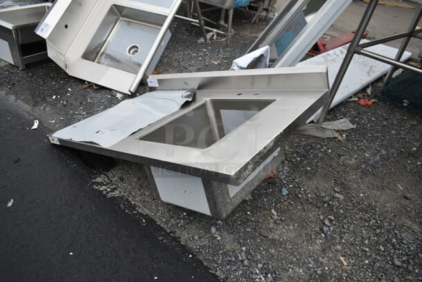 BRAND NEW SCRATCH AND DENT! Stainless Steel Commercial Single Bay Sink in Counter. No Legs - Image 4 of 4