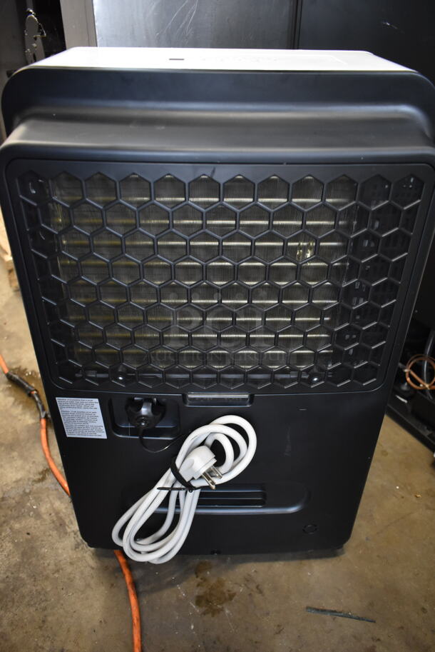 BRAND NEW SCRATCH AND DENT! Danby DDR070BDWDB Energy Star 70 Pint 2 Speed Dehumidifier. 115 Volts, 1 Phase. Tested and Working! - Image 5 of 5