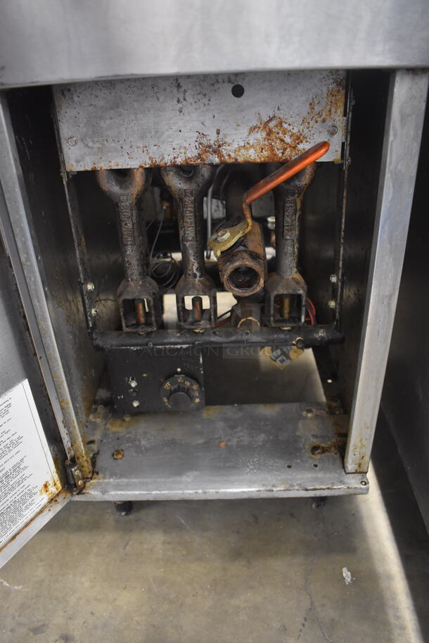 Dean SR142GPS Commercial Stainless Steel Gas Propane Floor Deep Fryer With 2 Fryer Baskets On Legs. 105,000 BTU. - Image 4 of 5