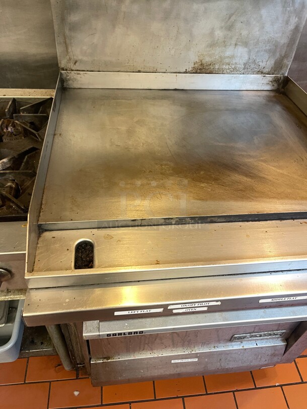 Working! Garland M47R Master Series Natural Gas 34 inch Commercial Griddle with Standard Oven - 139,000 BTU (Manual Controls)  - Image 6 of 10