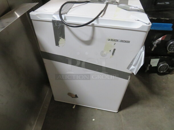 One Black And Decker Refrigerator. #BCFA27. 115 Volt. 19X18X26 - Image 1 of 2