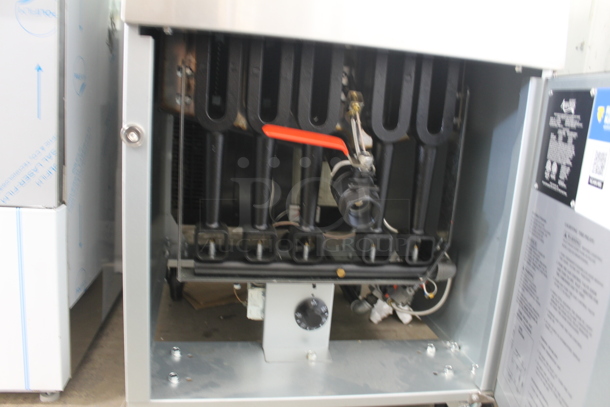 BRAND NEW SCRATCH AND DENT! Avantco FF100 Liquid Propane 70-100 lb. Stainless Steel Tube Floor Fryer on Commercial Casters- 150,000 BTU - Image 7 of 11