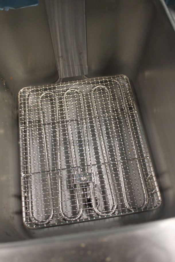 BRAND NEW SCRATCH AND DENT! Avantco 1771F200 Commercial Stainless Steel Electric Single Countertop Fryer With Night Cover and Fry Baskets. 208-240V. Tested And Working!  - Image 9 of 10