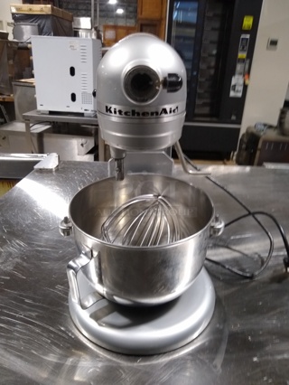  Kitchen Aid Mixer with Stainless Steel Bowl