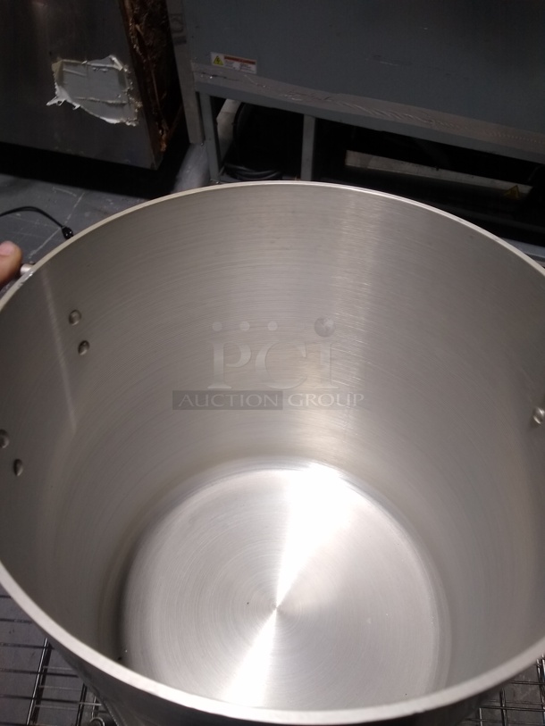 Choice 24 Qt. Standard Weight Aluminum Stock Pot

 - Image 5 of 6