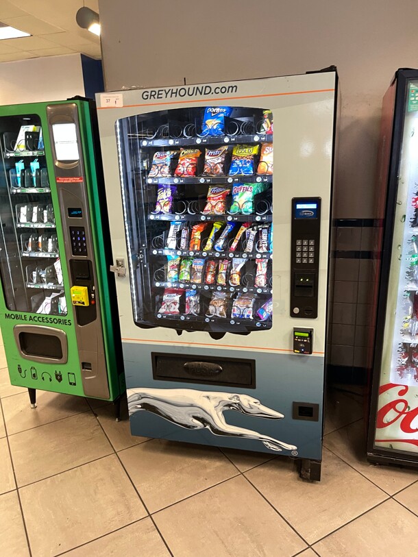 Working! Seaga Infinity INF5S Commercial Snack Vending Machine Made In The USA  Cash Or CC NSF 115 Volt Tested and Working! Currently In Use! 