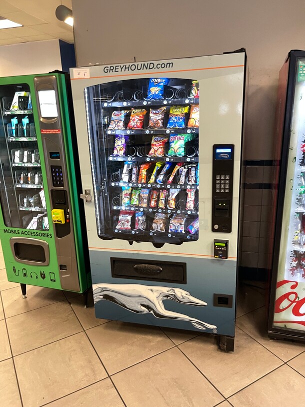 Working! Seaga Infinity INF5S Commercial Snack Vending Machine Made In The USA  Cash Or CC NSF 115 Volt Tested and Working! Currently In Use!  - Image 1 of 9