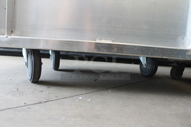 BRAND NEW SCRATCH AND DENT! 962EPC40 Metal Commercial 40 Pan End Load Enclosed Bun / Sheet Pan Transport Rack on Commercial Casters. Missing 1 Caster. - Image 4 of 4