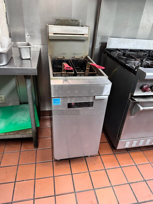 Late Model! Vulcan 1VEG35M Gas Commercial Fryer - (1) 40 lb Vat, Floor Model, Natural Gas NSF Tested and Working! - Image 2 of 8