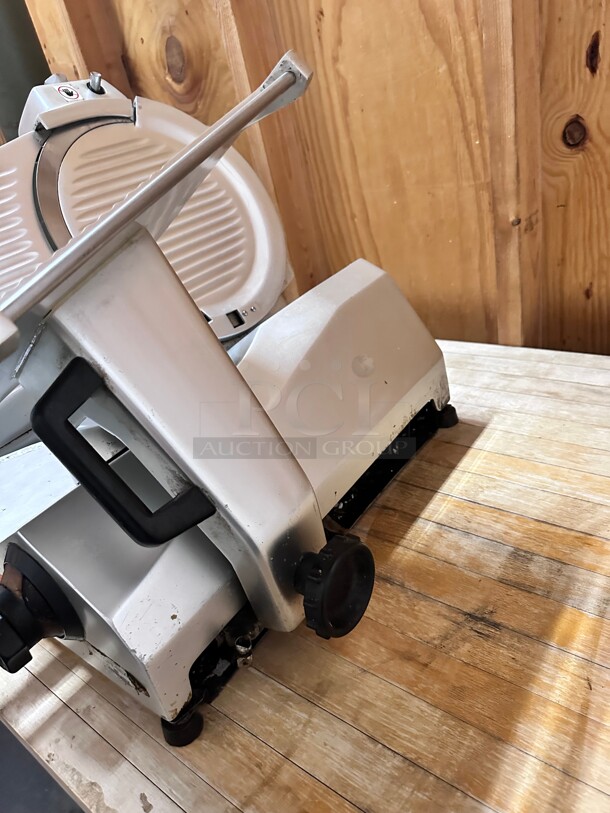 Working! Univex RYKOFF_SEXTON Premium Series 13in 1/2 HP Manual Feed Gear Driven Commercial Slicer w/Blade Sharpener  115 Volt NSF Tested and Working! - Image 5 of 8