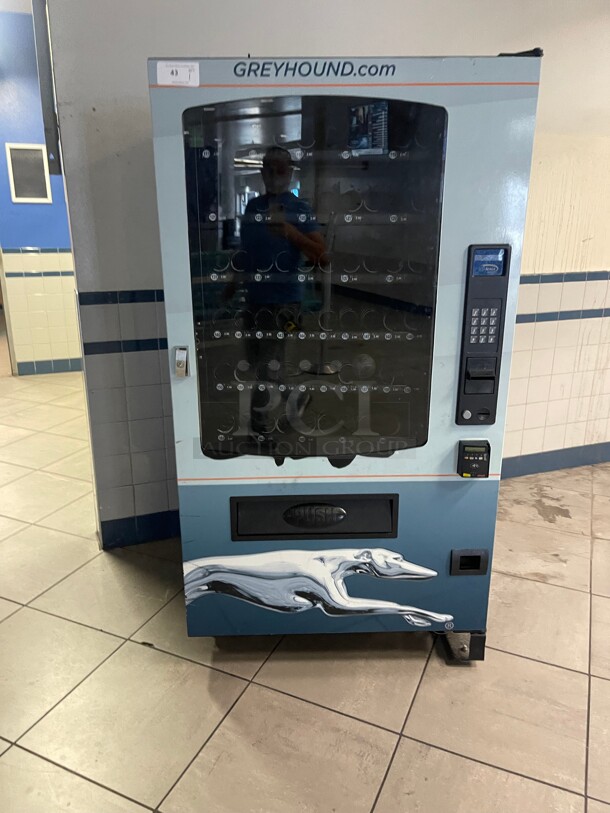 Money Maker! Seaga Infinity INF5S Commercial Snack Vending Machine Comes With CC Reader and Money Holder 115 Volt With Keys NSF Tested and Working! 40x37x72 - Image 4 of 8