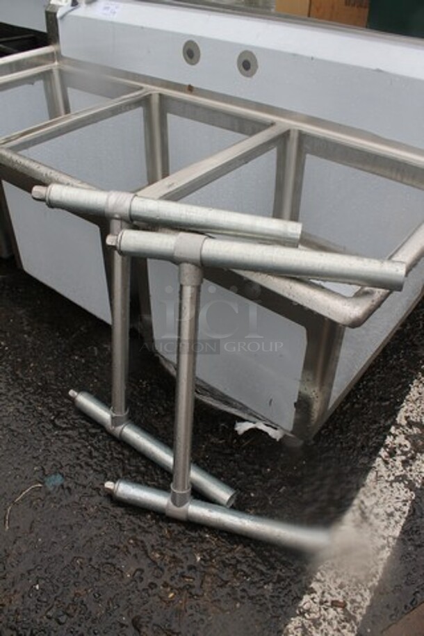 BRAND NEW SCRATCH AND DENT! Regency 600S31824 16 Gauge Stainless Steel Three Compartment Commercial Sink - 24" x 18" x 14" Bowls - Image 3 of 5