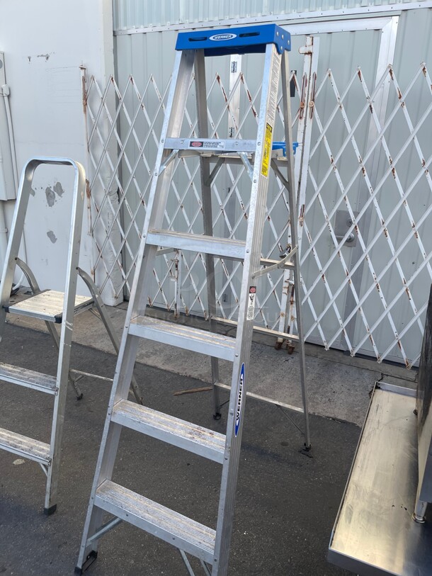 Nice! Werner Commercial Heavy Duty Step Ladder 250 Lbs  - Image 2 of 7