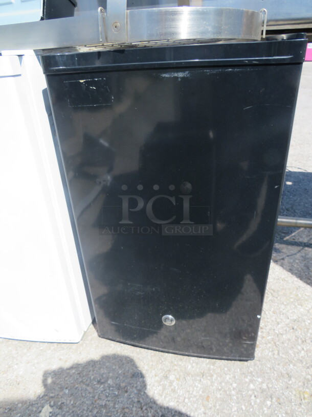One WORKING  GE 1 Door Refrigerator With 3 Shelves. Model# GMR04GAEBBB. 115 Volt.  19.5X21X34. - Image 1 of 2