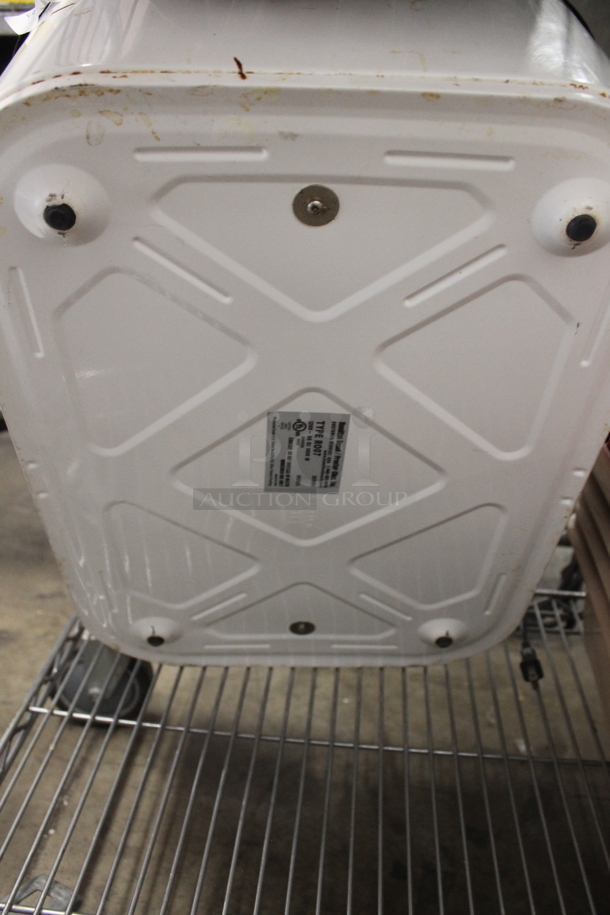 Hamilton Beach RO07 White and Black Metal Slow Cooker. 120 Volts, 1 Phase. - Image 5 of 6