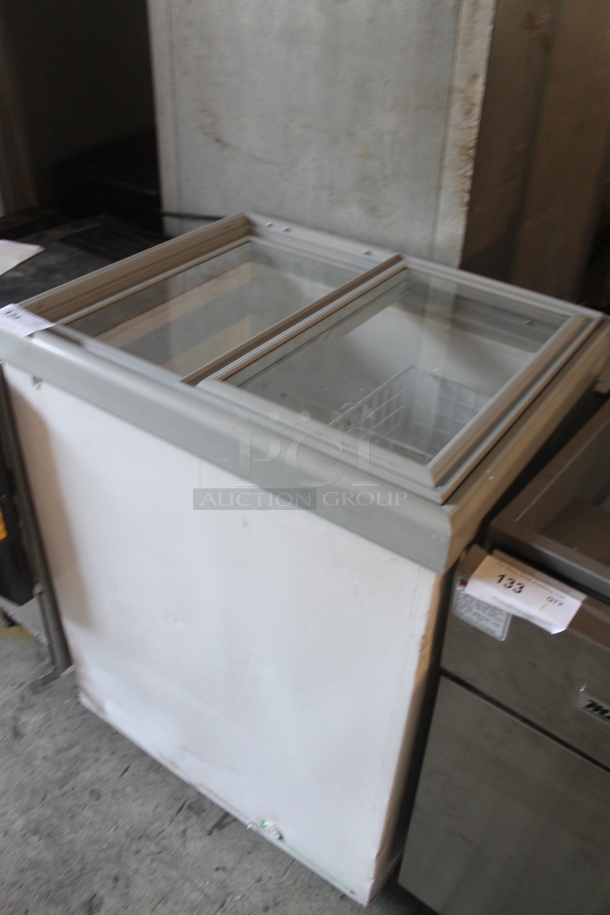 Electrolux ST05G0 Metal Commercial Chest Freezer Merchandiser. 115 Volts, 1 Phase. Tested and Working! - Image 3 of 5