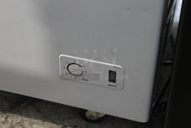 Excellence VBN-4 Metal Commercial Floor Style Freezer Merchandiser w/ Poly Coated Baskets on Commercial Casters. Glass Broken on 1 Lid. 115 Volts, 1 Phase. Tested and Working! - Image 4 of 5