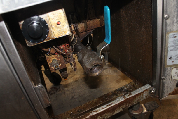 Pitco Frialator SG14 Stainless Steel Commercial Floor Style Natural Gas Powered Deep Fat Fryer on Commercial Casters. 110,000 BTU. - Image 4 of 5