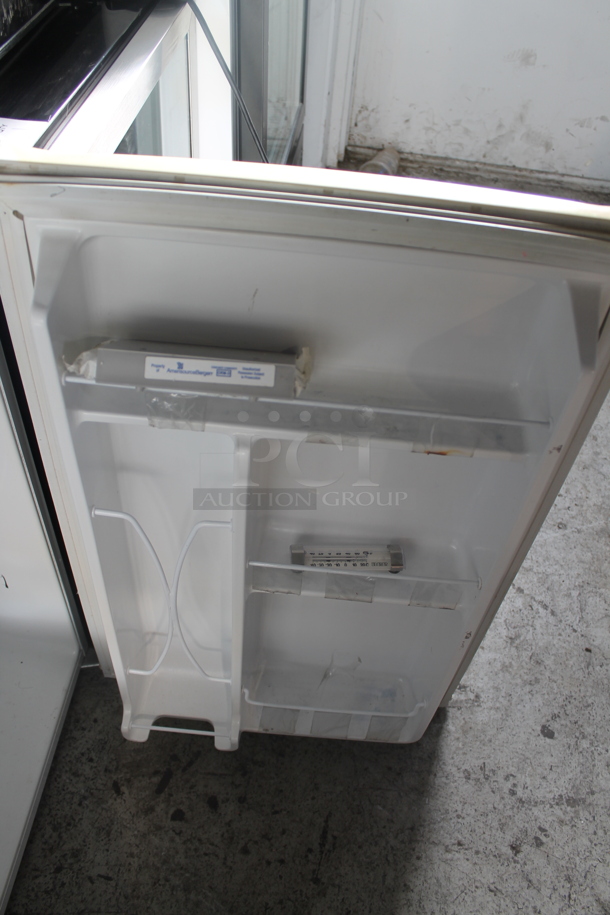 General Electric GMR04BANAWW Mini Cooler. 115 Volts, 1 Phase. Tested and Does Not Power On - Image 3 of 4