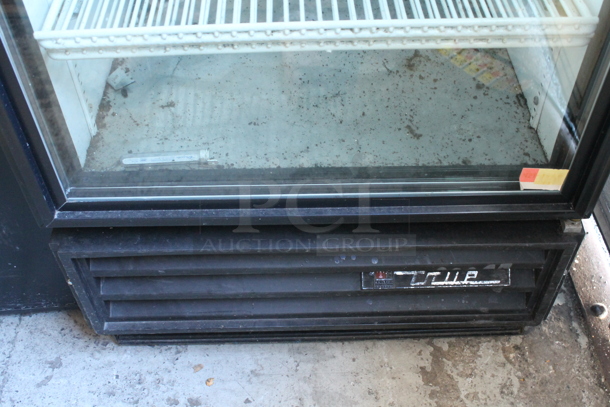 True GDM-12 Metal Commercial Single Door Reach In Cooler Merchandiser w/ Poly Coated Racks. 115 Volts, 1 Phase. Tested and Working! - Image 4 of 4