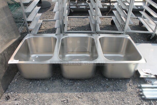 BRAND NEW SCRATCH AND DENT! Commercial Stainless Steel 3 Bay Sink. - Image 1 of 4