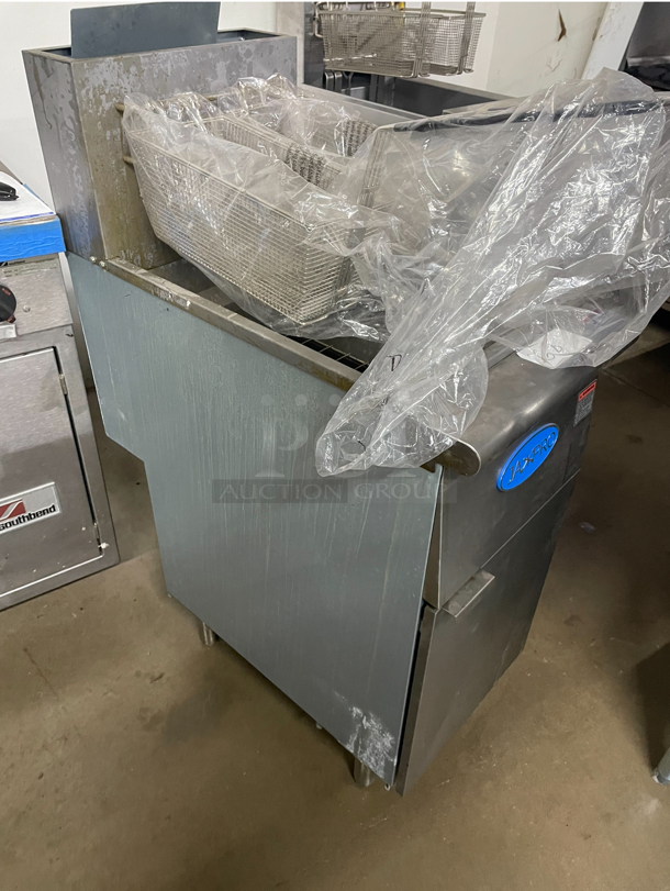Natural Gas Deep Fryer 40lbs
used in the test Kitchen/ like new  - Image 2 of 5