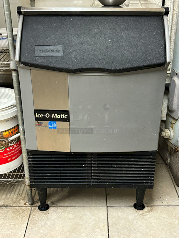 WORKS PERFECT!! Ice-O-Matic ICEU220HA 24 1/2" Air Cooled Undercounter Half Dice Cube Ice Machine with 70 lb. Bin - 115V; Energy Star Rated. 24hr Ice Yield: 238lbs. 24-1/2x26-1/4x39            - Image 1 of 2