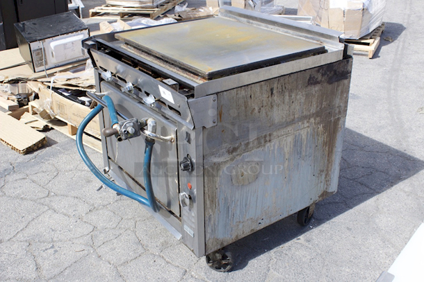 Montague Legend 36" Heavy Duty Gas Range With 36" Plancha Top and Convection Oven Base. In Working Order - Image 4 of 8