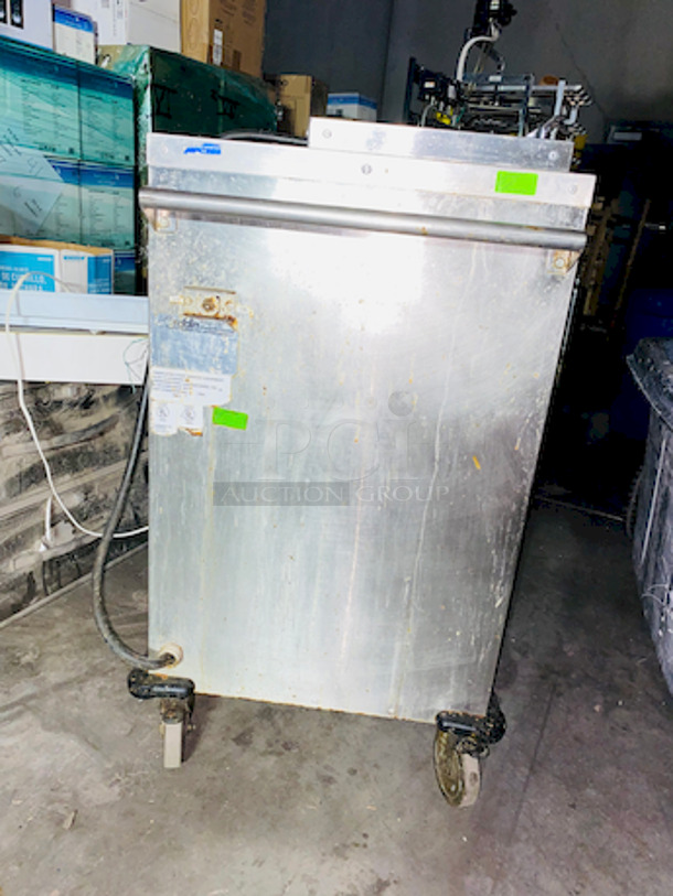 SWEET! Aladdin Temp-Rite DH08 3 Columns Dish Heater, Fits Up To 9 inch Plates. 

In Working Condition When tested. 
208V, 240V, Single Phase, 15.9Amps, 20Amps, 60HZ, 3-wire

47 1/8"x24 1/2"x42 13/16"
300 lbs

3 dispensing columns
Durable and attractive stainless steel cabinet
Fully insulated heater compartment
Four swivel 5" casters, two with brakes, for ease of maneuverability and stability
Convenient push/pull handle
Corner bumpers
Tight fitting lid design seals without gasket
Eight foot long, three wire, grounded electrical supply cord and plug with strain relief - Image 6 of 9