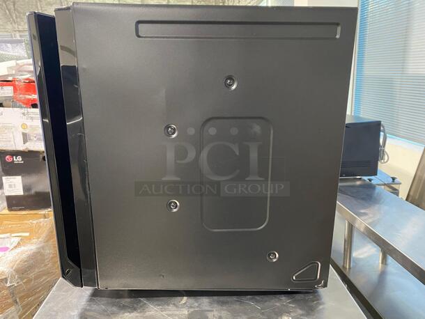 Brand New Samsung Scratch & Dent Microwave  - Image 2 of 6