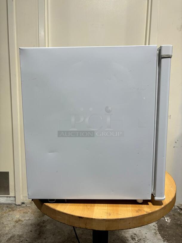 Frigidaire - 1.6 Cu. Ft. Mini Fridge - White
 - Image 4 of 5