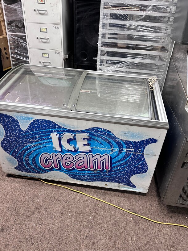 Working Caravell  Curved Sliding Top Commercial Ice Cream Freezer  115 Volt - Image 1 of 8